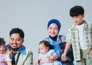 Harunya Momen Akikah Baby Sida, Anak Keempat Rigen dan Istrinya Indah