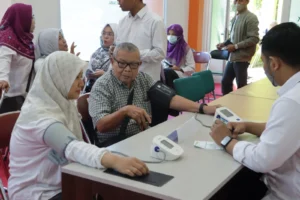 Layanan Kesehatan Gratis FK UIN Walisongo: Ratusan Warga Kendal Antusias Cek Kesehatan dan Terima Obat