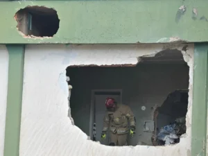 Pesawat Kecil Hantam Gedung Tertinggi Beijing, Pilot Tewas dan 13 Terluka
