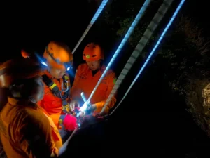 Pria 55 Tahun Terjebak di Tebing Pantai Pandawa Berjam-Jam, Tim SAR Bertindak
