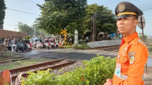KAI Daop 2 Bandung Sesalkan Pengeroyokan Terhadap Petugas Penjaga Perlintasan Sebidang di Leuwigoong Garut - Lagi-Lagi Kelalaian Petugas Perlintasan Kereta Api!