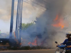 Kebakaran TPA Jatiwaringin Picu Polusi Udara Berbahaya, Warga Diminta Waspada