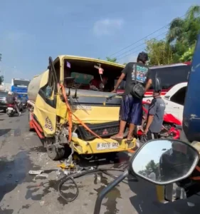 Kecelakaan di Bekasi Timur dan Kegiatan Sosial di UNISMA Bekasi Membuat Warga Tergerak