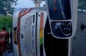 Kecelakaan Mengerikan: Bus Sinar Jaya Terguling di Brebes, Diduga Gagal Menghentikan Kendaraan di Tikungan