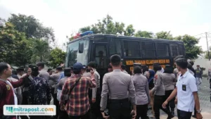 Kericuhan Memanas: Loyalis Sudewo Hadang Mobil Tahanan di Pengadilan Semarang