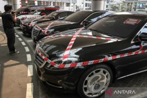 KPK Lelang Kendaraan Mewah Koruptor Tapi Tanpa Surat, Aman Dibeli? [titlebase]