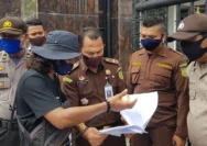 Massa Geruduk Kejati Sumbar, Minta Kajati Dicopot Usai Dugaan Penjemputan Paksa Peserta Aksi