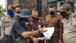 Massa Geruduk Kejati Sumbar, Minta Kajati Dicopot Usai Dugaan Penjemputan Paksa Peserta Aksi
