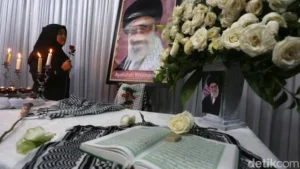 Mojtaba Khamenei Tak Hadir di Pemakaman Ayahnya, Ali Khamenei: Prosesi Penuh Emosi dan Tanggapan Dunia