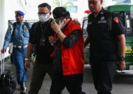 Momen Dramatis: Don Ritto Tertunduk Sambil Memegangi Kepala Saat Tiba di Gedung Jampidsus Kejagung