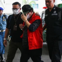 Momen Dramatis: Don Ritto Tertunduk Sambil Memegangi Kepala Saat Tiba di Gedung Jampidsus Kejagung