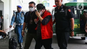 Momen Dramatis: Don Ritto Tertunduk Sambil Memegangi Kepala Saat Tiba di Gedung Jampidsus Kejagung