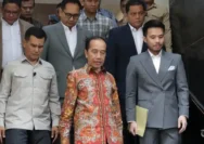 Momen Roy Suryo Tunjukkan Baju Bergambar Mirip Jokowi Usai Hadiri Sidang Praperadilan di PN Jaksel