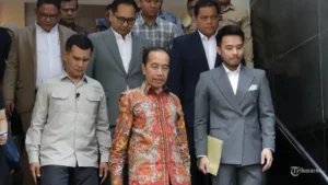 Momen Roy Suryo Tunjukkan Baju Bergambar Mirip Jokowi Usai Hadiri Sidang Praperadilan di PN Jaksel