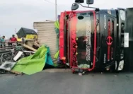 Muatan Besi 30 Ton Terlepas dari Truk, Akses Flyover Tomang ke Grogol Tertutup | KOMPAS PAGI