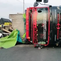 Muatan Besi 30 Ton Terlepas dari Truk, Akses Flyover Tomang ke Grogol Tertutup | KOMPAS PAGI