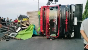 Muatan Besi 30 Ton Terlepas dari Truk, Akses Flyover Tomang ke Grogol Tertutup | KOMPAS PAGI