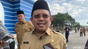 Muka Bupati Lalu Ahmad Zaini Ditutupi Masker, Terjerat Kasus Suap dan Korupsi