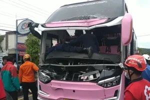 Niat Kunjungi Besan Bawa Kue, Rombongan Mobil Avanza Terlibat Kecelakaan Beruntun Bus di Bangkalan