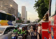 Ratusan Pemotor Kumpul di Sarinah-Bundaran HI, Akibatnya Lalu Lintas Macet Parah