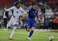 Stefan Posch dan Djed Spence Berjalan di Lapangan dengan Jaw Brace