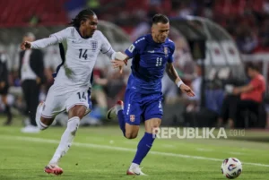 Stefan Posch dan Djed Spence Berjalan di Lapangan dengan Jaw Brace