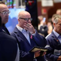 Wall Street Bersiap Catat Koreksi Mingguan Tajam, Saham Chip Tertekan
