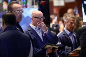 Wall Street Bersiap Catat Koreksi Mingguan Tajam, Saham Chip Tertekan