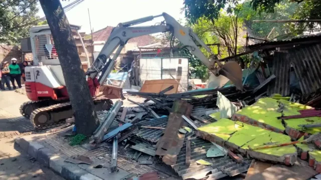 58 Bangunan Liar di Jalan Andir Bandung Dibongkar, PKL Tak Dapat Kompensasi