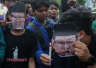 Mahasiswa Gelar Aksi Teatrikal Ikat Tangan dan Tutup Mata, Kritik Represi Aparat di Jakarta