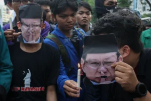 Mahasiswa Gelar Aksi Teatrikal Ikat Tangan dan Tutup Mata, Kritik Represi Aparat di Jakarta
