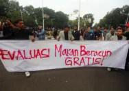 Massa Mahasiswa UI Teriakkan Kritik kepada Prabowo dan Gibran di Aksi Demonstrasi
