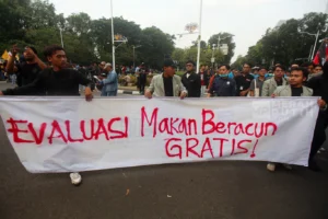 Massa Mahasiswa UI Teriakkan Kritik kepada Prabowo dan Gibran di Aksi Demonstrasi