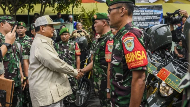 Prabowo Naikkan Tukin TNI & Pegawai Kemhan, Guntur Romli Pertanyakan Nasib Gaji Guru dan ASN