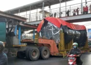 Truk Tersangkut di JPO Kramat Jati, Sopir Ungkap Tujuan Antar Muatan ke Kejagung