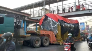 Truk Tersangkut di JPO Kramat Jati, Sopir Ungkap Tujuan Antar Muatan ke Kejagung